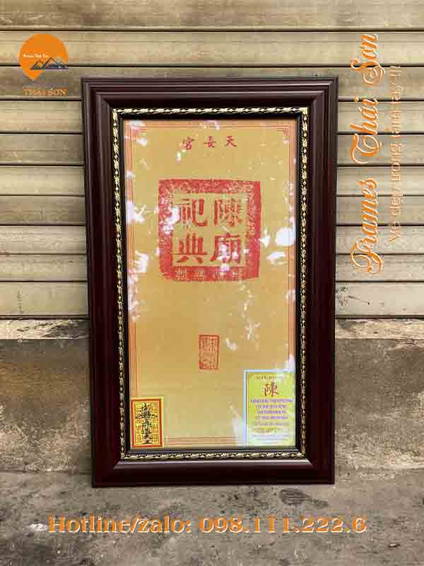 Mẫu khung tranh ấn đền Trần Nam Định bản 5cm màu nâu đỏ có hoa văn vàng