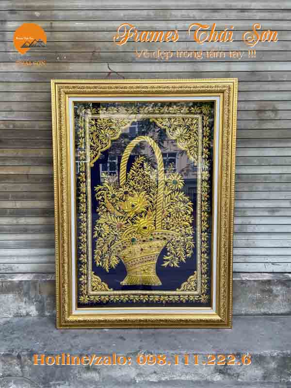 Mẫu khung tranh thảm Dubai giỏ hoa khổ 60x90cm bản bo 5cm viền 10cm hàng NK hoa văn vàng