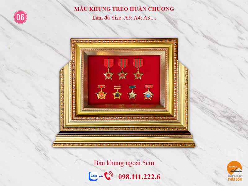 mau-khung-treo-huan-chuong-ban-5cm-mau-vang-co-chan-de-6