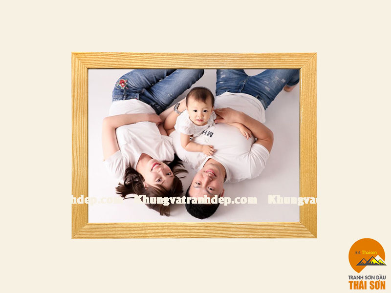 Mẫu khung ảnh gia đình đẹp làm từ gỗ sồi