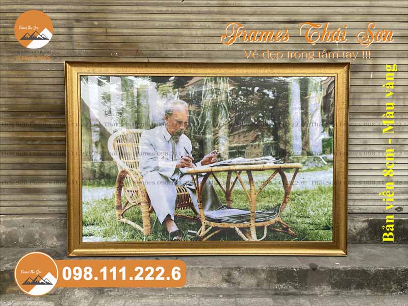 Mẫu ảnh Bác Hồ ngồi làm việc ghế mây khổ 100x150cm viền 8cm màu vàng