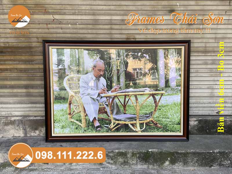 Mẫu ảnh Bác Hồ ngồi làm việc ghế mây khổ 70x110cm viền 6cm bo 3cm