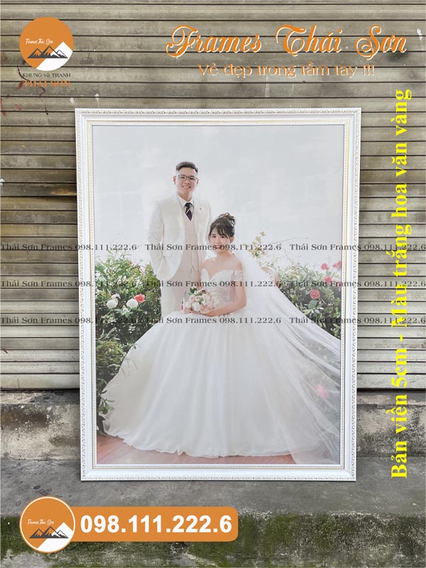 Mẫu khung ảnh cưới khổ 60x90cm bản viền 5cm màu trắng hoa văn vàng