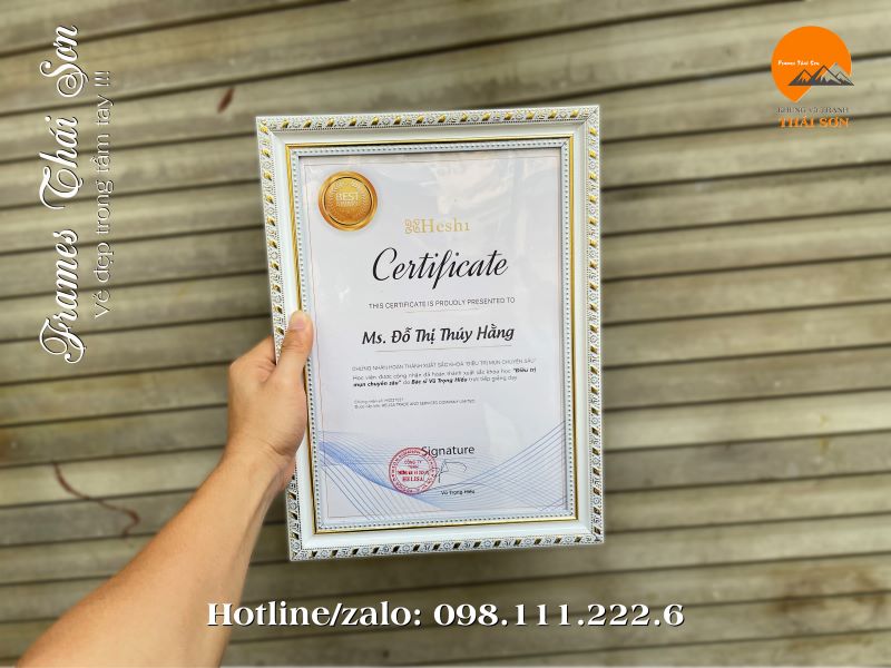 Mẫu khung certificate màu trắng hoa văn bản 3cm phổ thông