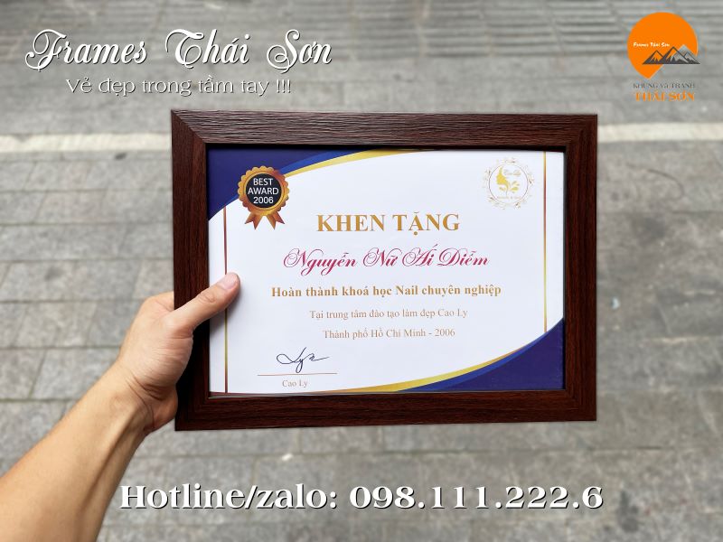 Mẫu khung bằng khen tặng màu nâu vân gỗ cơ bản 3cm