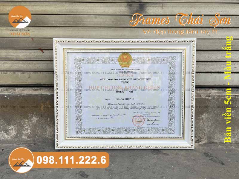 Mẫu khung bằng khen khổ A3 viền 5cm màu trắng hoa văn