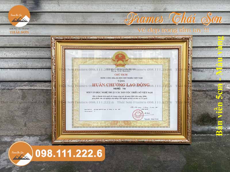 Mẫu khung bằng khen khổ A3 viền 5cm màu vàng hoa văn