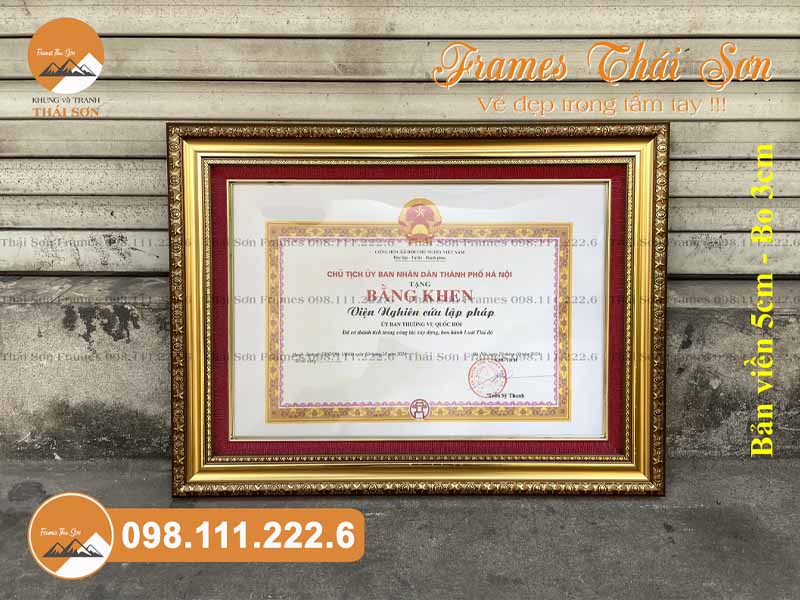 mau-khung-bang-khen-kho-a3-voi-vien-5cm-sao-vang-bo-3cm-do-1_1