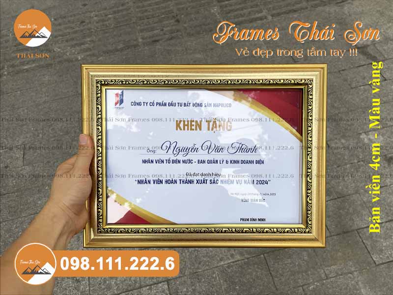 Mẫu khung bằng khen bản viền 4cm màu vàng hoa văn khổ ngang