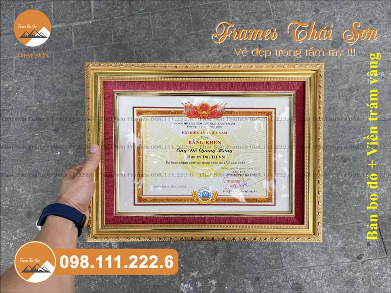 Mẫu khung bằng khen khổ A4 với bản viền trám vàng 3cm và bo đỏ 3cm khổ ngang