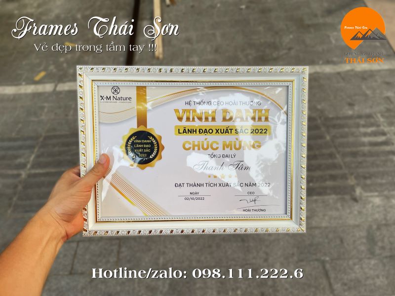 Mẫu khung bằng vinh danh màu trắng hoa văn cơ bản 3 phân