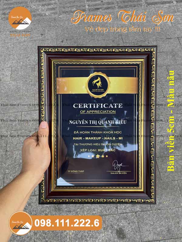 Mẫu khung bằng khen khổ A4 viền 5cm màu nâu hoa văn khổ dọc