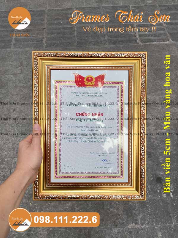 Mẫu khung bằng khen khổ A4 viền 5cm màu vàng hoa văn khổ dọc