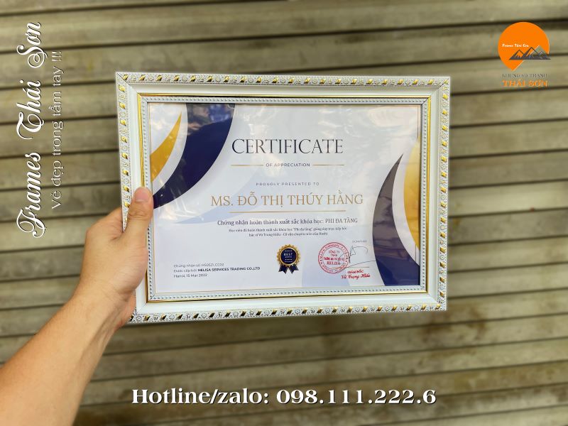 Khung certificate phổ thông gam màu trắng hoa văn vàng tinh tế bản 3cm