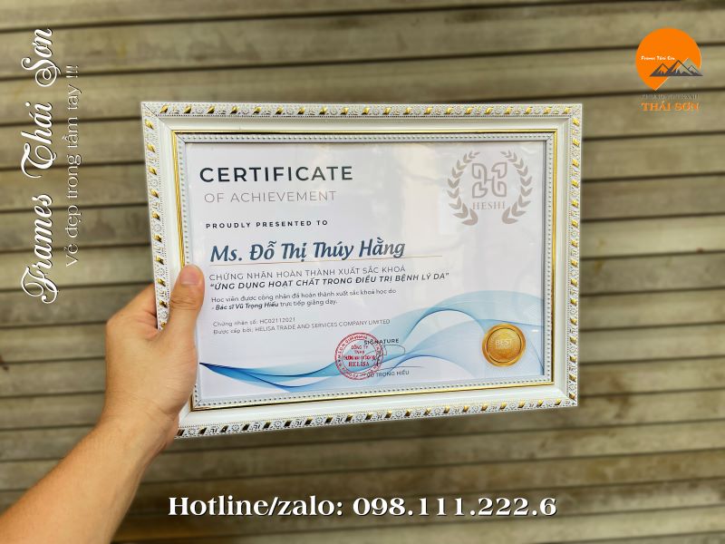 Khung Certificate bản f3m màu trắng hoa văn bắt mắt