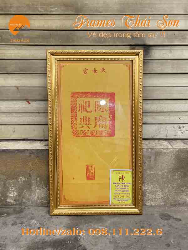 Mẫu khung tranh ấn đền Trần Nam Định bản 3cm màu vàng hoa văn