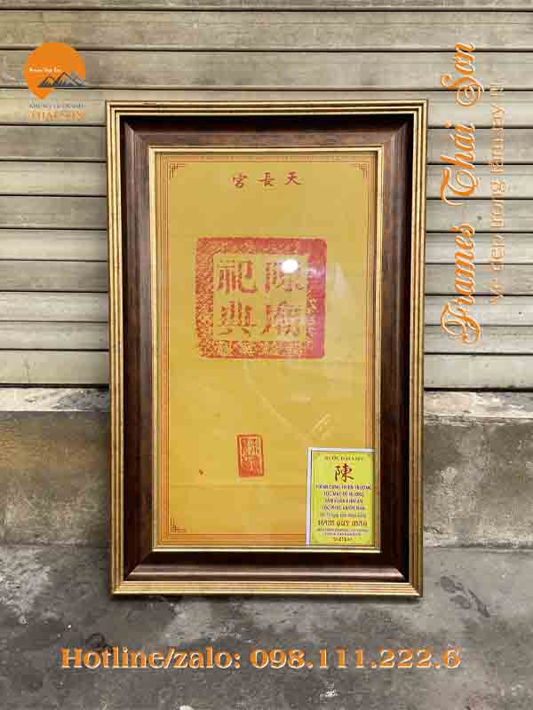 Mẫu khung tranh ấn đền Trần Nam Định bản 6cm màu nâu vàng