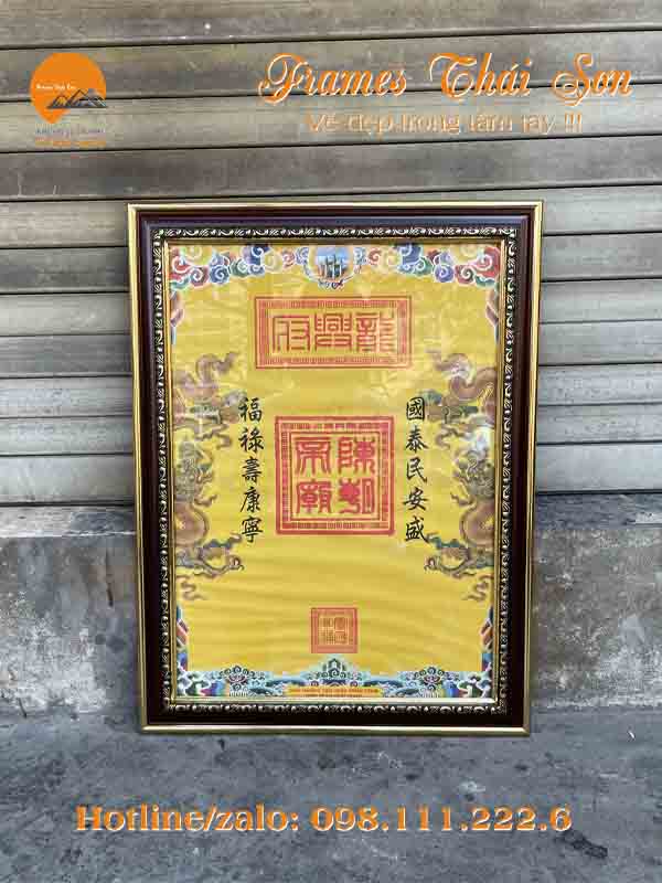 Mẫu khung tranh ấn đền Trần Thái Bình bản 4cm màu nâu viền vàng
