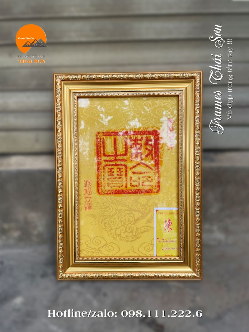 Mẫu khung tranh ấn Hoàng Thành Thăng Long màu vàng có hoa văn tinh tế