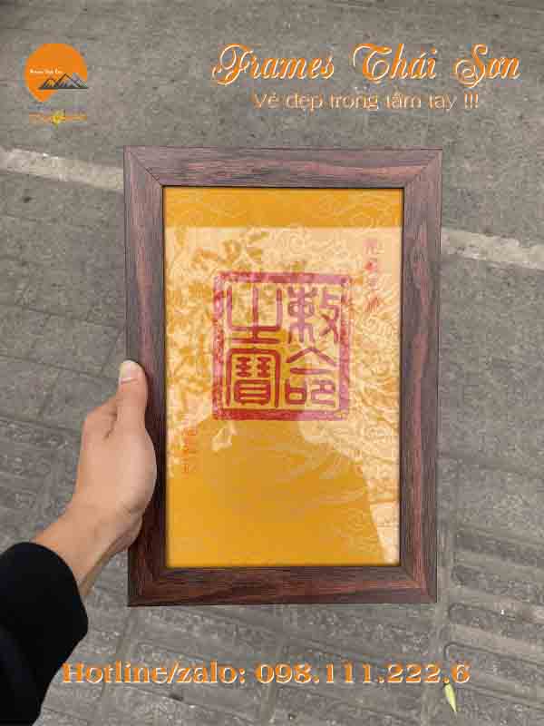 Mẫu khung tranh ấn Hoàng Thành Thăng Long 2023 bản F3cm màu nâu vân gỗ