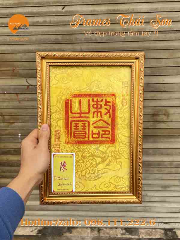 Mẫu khung tranh ấn Hoàng Thành Thăng Long 2023 bản 3cm màu vàng hoa văn