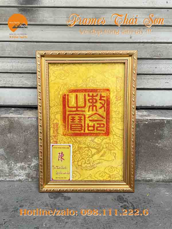 Mẫu khung tranh ấn Hoàng Thành Thăng Long Hà Nội bản 3cm màu vàng hoa văn