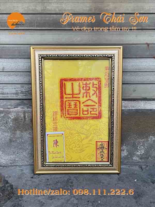 Mẫu khung tranh ấn Hoàng Thành Thăng Long 2023 bản 4cm màu vàng hoa văn