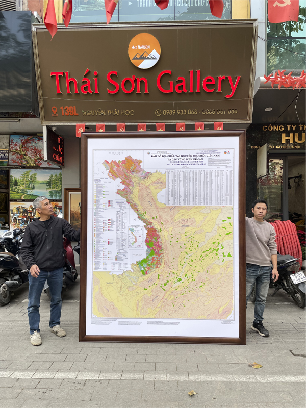 mau-khung-tranh-ban-do-kho-160x220cm-voi-ban-vien-go-8cm-mau-nau-4