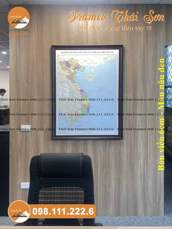 mau-khung-tranh-ban-do-kho-a0-voi-ban-vien-6cm-mau-nau-den-4