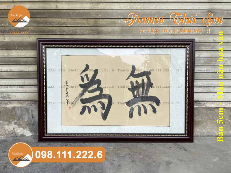 Mẫu khung tranh chữ khổ 40x65cm viền 5cm màu nâu hoa văn vàng