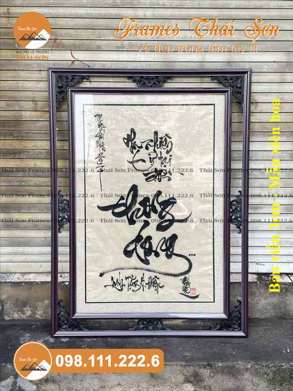 Mẫu khung tranh chữ khổ 50x75cm viền 3cm màu nâu có xiên hoa
