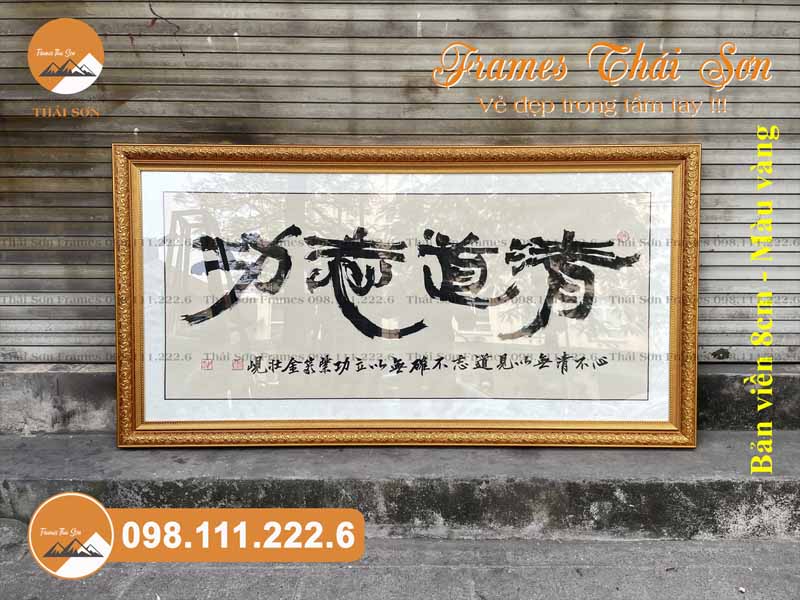 Mẫu khung tranh chữ khổ 70x120cm viền 8cm màu vàng hoa văn