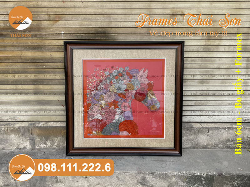 Mẫu khung tranh khăn lụa khổ 50x50cm bản viền 6cm màu nâu đen với bo giấy