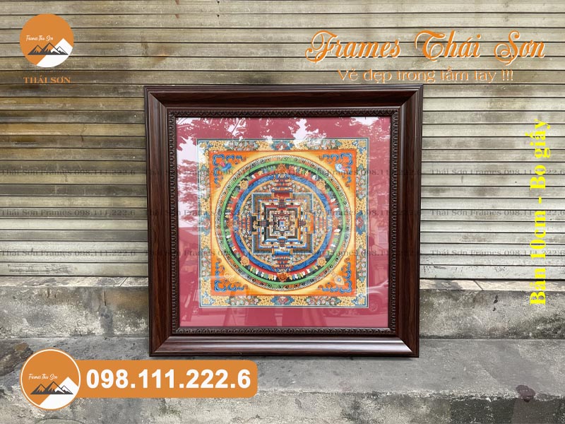 Mẫu khung tranh phật Mandala khổ 50x50cm bản viền 10cm màu nâu với bo giấy