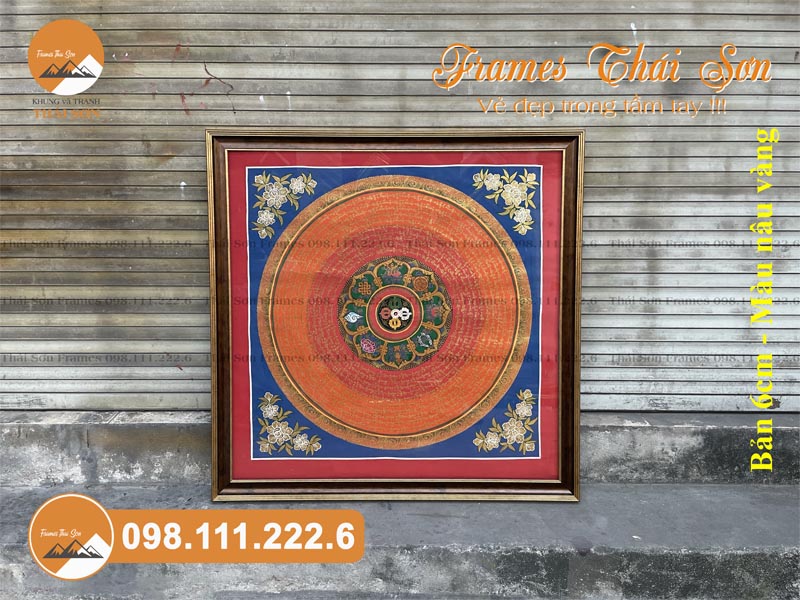 Mẫu khung tranh phật Mandala khổ 80x80cm bản viền 6cm màu nâu vàng với bo giấy