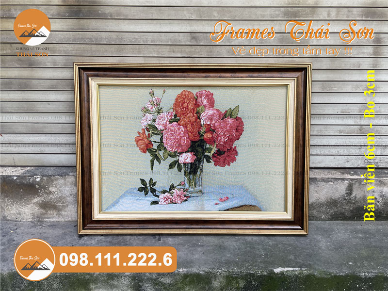 Mẫu khung tranh thảm khổ 60x80cm bản viền 6cm với bo 3cm vàng đồng