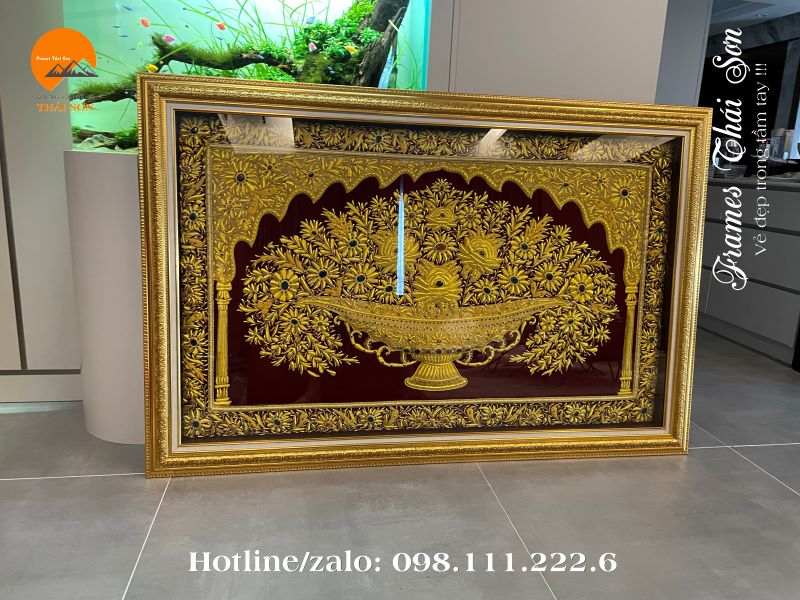 Mẫu khung tranh thảm Dubai bản 10cm bản cao cấp màu vàng họa tiết hoa văn với kích thước 90 x 150cm