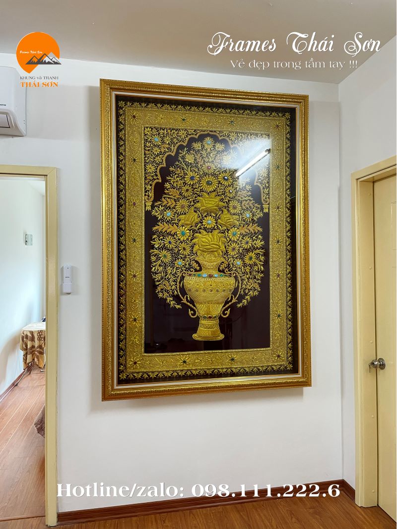 Mẫu khung tranh thảm Dubai gam màu vàng bản 10cm với kích thước 120 x 180cm