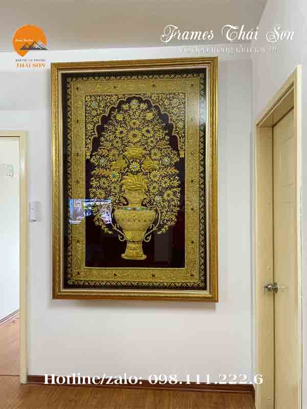 Mẫu khung tranh thảm Dubai khổ 120x180cm bản bo 7cm viền 10cm màu vàng hoa văn hàng NK