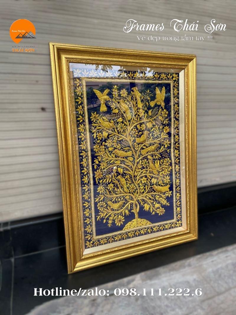 Mẫu khung tranh thảm Dubai màu vàng bản 8cm kích thước 60 x 90 cm