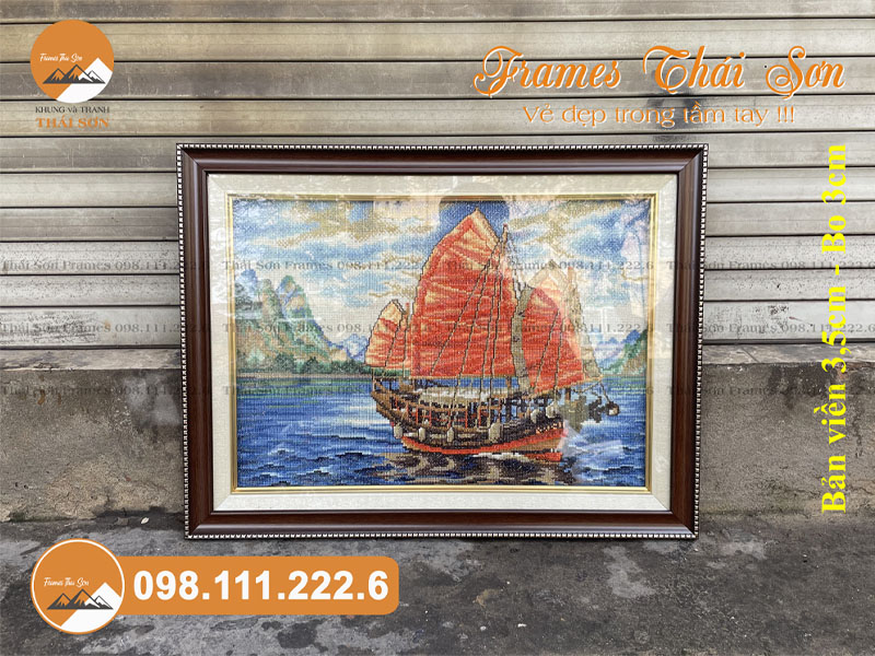 Mẫu khung tranh thêu khổ 40x50cm bản 3,5cm màu nâu chỉ hạt vàng với bo 3cm