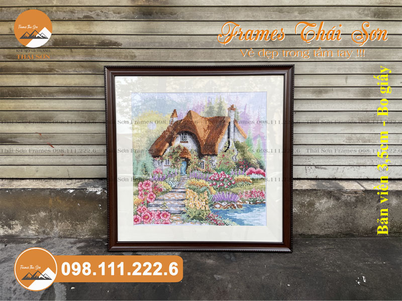 Mẫu khung tranh thêu khổ 40x40cm bản viền 3,5cm màu nâu hạt với bo giấy