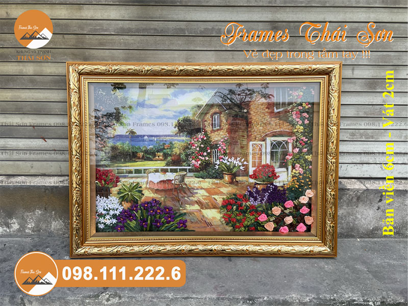 Mẫu khung tranh thêu ruy băng khổ 50x60cm bản viền 6cm màu vàng hoa văn với vát 2cm