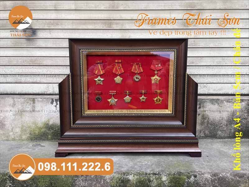 Mẫu khung treo huân chương khổ lòng A4 với bản viền 5cm màu nâu có chân đế để bàn