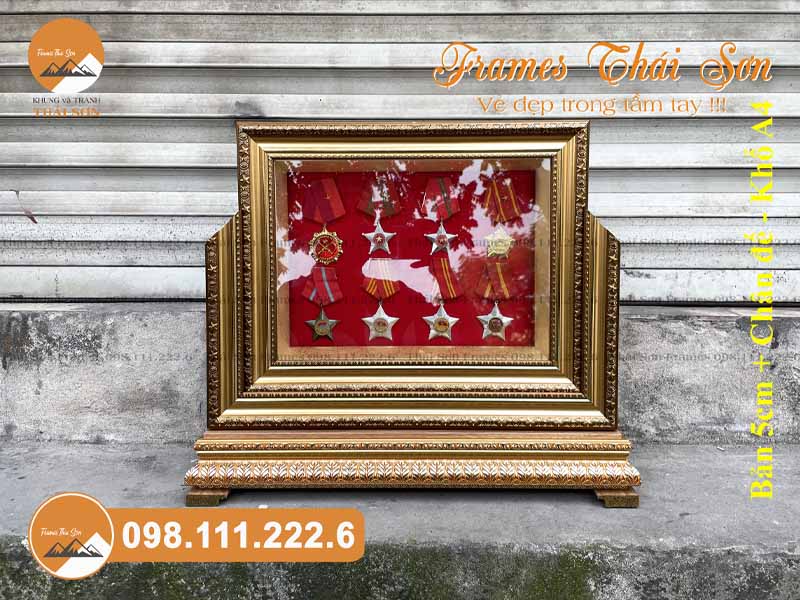 Mẫu khung treo huân chương khổ lòng A4 viền 5cm màu sao vàng có chân đế